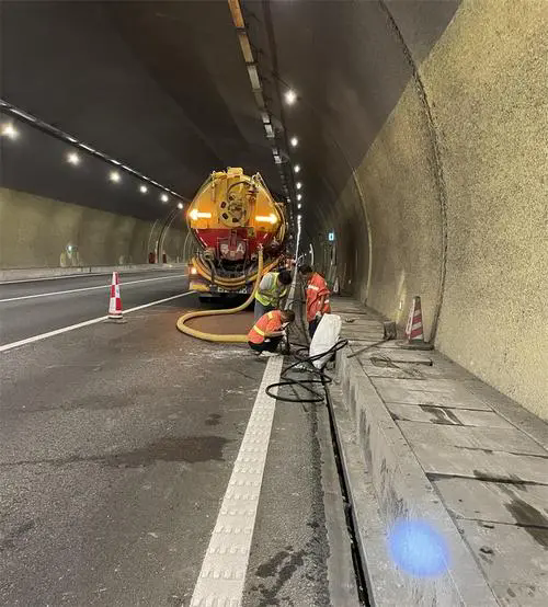 桂林隧道排水渠清淤